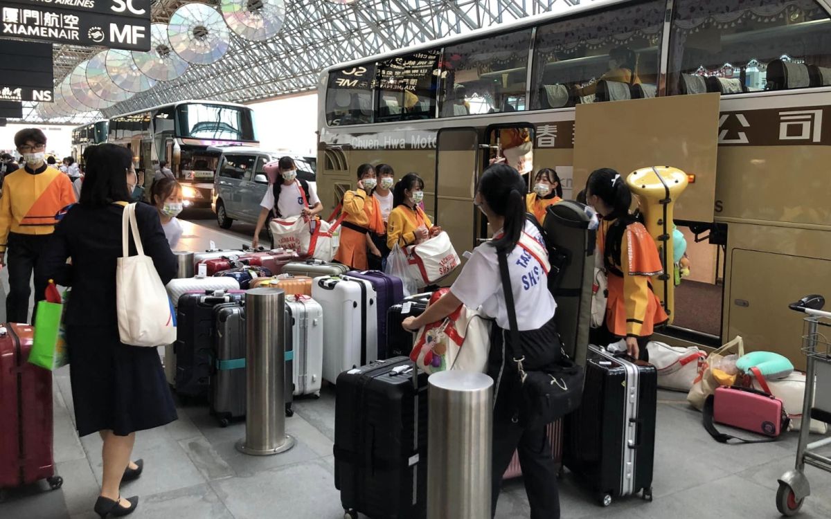 ▲有「橘色惡魔」之稱的日本京都橘高校吹奏部來台演出，今天上午表演結束後，下午集體返回日本。（圖/日本台灣交流協會粉專）