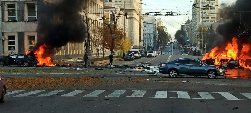 ▲烏國首都基輔發生一連串爆炸事件,陣陣濃煙竄向天際。(圖/翻攝自推特)