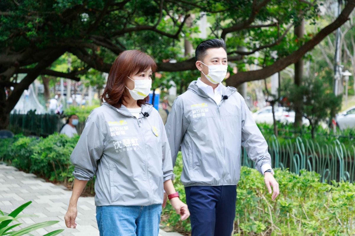 ▲沈慧虹競選主視覺以低調中仍展露光輝的「灰黃」色調為主，也代表新竹市是個「輝煌」的城市。（圖／沈慧虹辦公室提供）