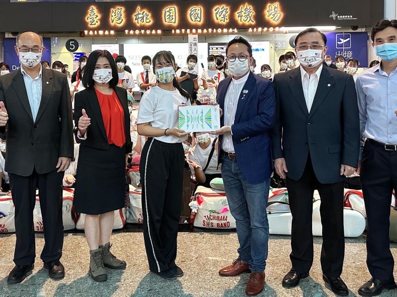 ▲橘高校吹奏樂部師生們10日離台，文總秘書長李厚慶（右3）致贈紀念郵摺，作為送別之禮。（圖／文化總會提供）