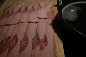 ▲客人指控野人火鍋把劣質牛肉端上桌。(圖/PTT) ▲客人指控野人火鍋把劣質牛肉端上桌。(圖/PTT)
