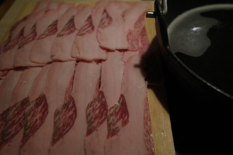 ▲「野人火鍋」新竹店昨（10）日遭顧客爆料，指控店家將劣質牛肉端上桌。（圖／PTT）
