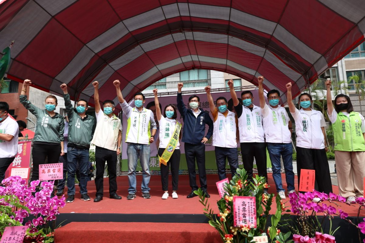 ▲高雄市長陳其邁在今天化身為最強母雞，為民進黨在高雄前金新興苓雅選區推出的湯詠瑜輔選，陳其邁讚賞她優質的學經歷「打著燈籠也找不到。」（圖／陳其邁再拚四年競選辦公室提供）