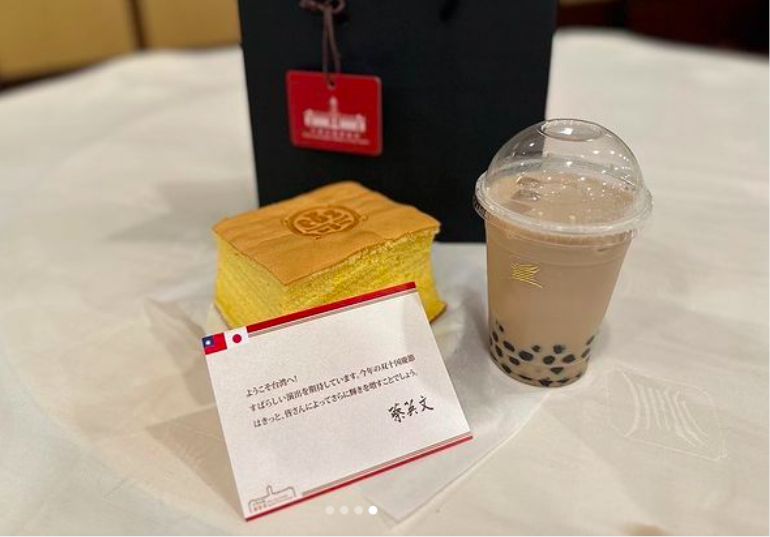 ▲蔡英文總統送橘高校吹奏樂部的同學們古早味蛋糕和珍奶作為宵夜。(圖/翻攝橘高校吹奏樂部IG)