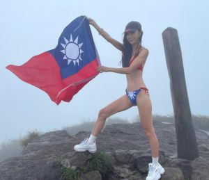 ▲「凍齡女神」胡文英曬出穿著台灣國旗造型的比基尼辣照。（圖／翻攝自胡文英臉書）