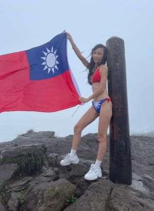 ▲胡文英穿上台灣國旗造型的比基尼登上七星峰。（圖／翻攝自胡文英臉書）