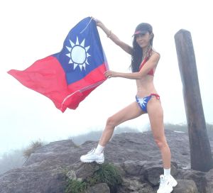 ▲胡文英不畏風雨，穿著台灣國旗造型的比基尼登上七星峰。（圖／翻攝自胡文英臉書）