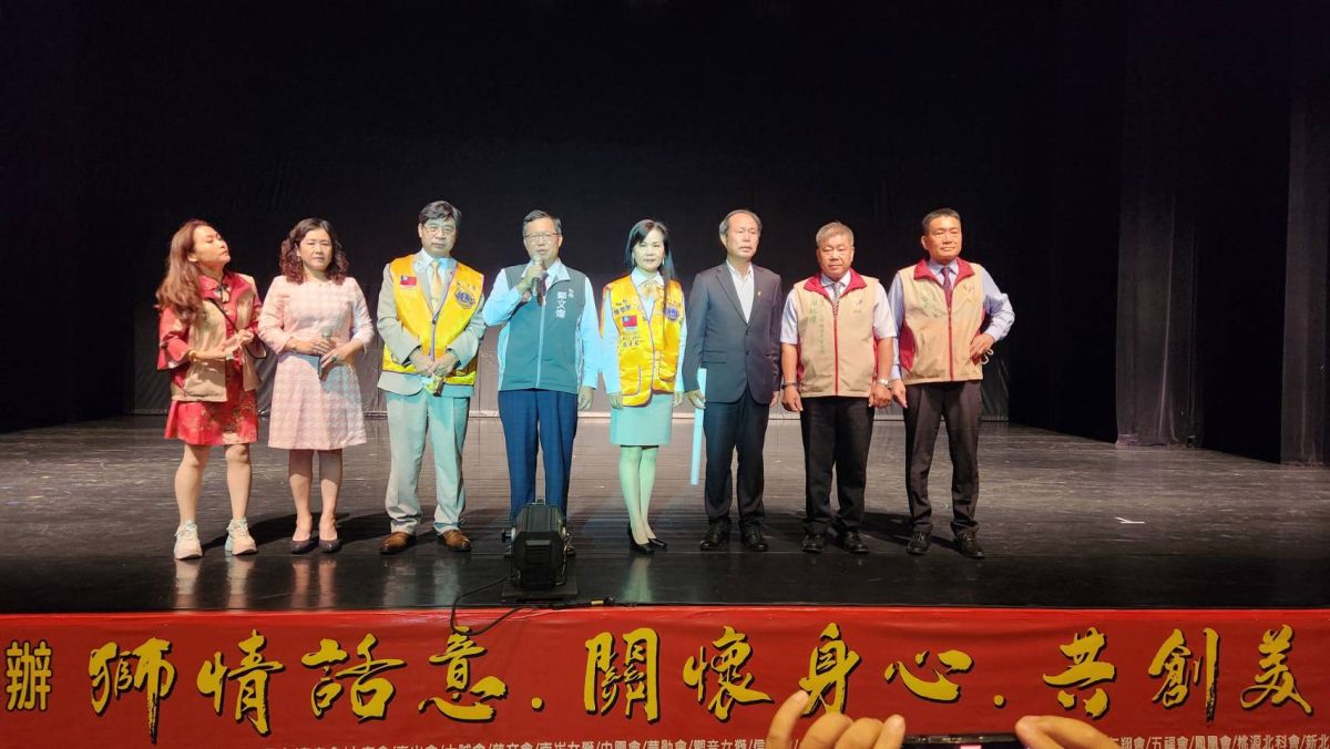 ▲鄭文燦鼓勵現場的弱勢家庭及小朋友們，一定要勇敢迎向陽光，開創屬於自己美好的未來。（圖／朱珍瑤提供）