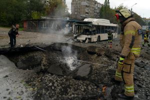 ▲俄羅斯在烏克蘭第聶伯羅發動飛彈襲擊後，消防員和警察在街道上發現飛彈造成的巨大坑洞。（圖／美聯社／達志影像）