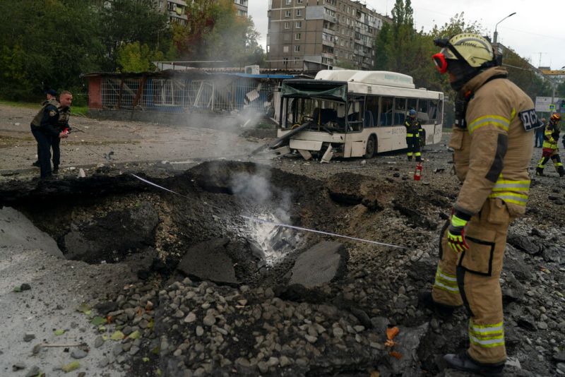 ▲烏克蘭第聶伯羅當地今天發生爆炸，1棟兩層樓民宅被毀，另有至少13人受傷，還有多人受困在廢墟之下。圖為先前第聶伯羅遭受飛彈襲擊資料照。（圖／美聯社／達志影像）