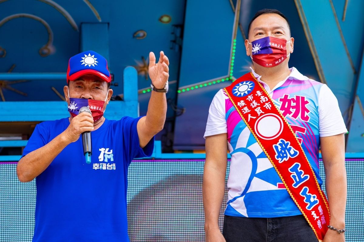 ▲姚正玉的先生方士華代妻披上競選彩帶，表示姚正玉將全力以赴拚勝選（圖／記者林怡孜攝，2022,10,10）