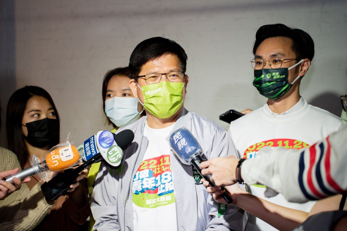 ▲新北市政府捷運工程局在官網上有諸多新聞稿，針對民進黨新北市長參選人林佳龍的政見多所批評，引發各界質疑是否違反行政中立。（圖／林佳龍辦公室提供）