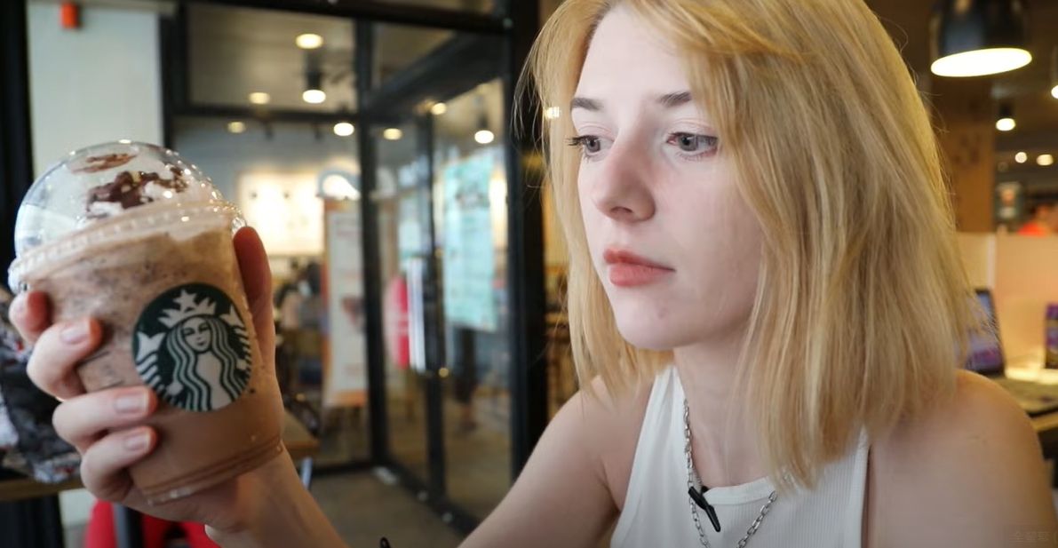 ▲烏克蘭正妹Tanya透露，其實星巴克並未展點到烏克蘭，不少烏克蘭人到海外，會前往星巴克嚐鮮。（圖／翻攝不要鬧工作室FB）