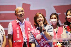 韓國瑜替好兄弟,高雄市前議長許崑源的女兒許采蓁站台。(圖/記者鄭婷襄攝,2022.10.10) ▲韓國瑜替好兄弟,高雄市前議長許崑源的女兒許采蓁站台。(圖/記者鄭婷襄攝,2022.10.10)