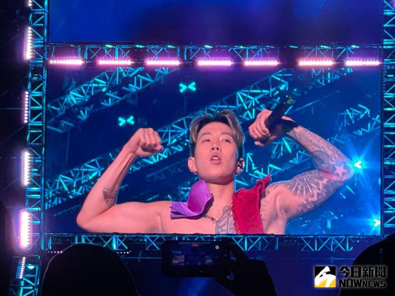 Jay Park登台!「女粉丟胸罩」影片瘋傳 他機智化解嗨爆