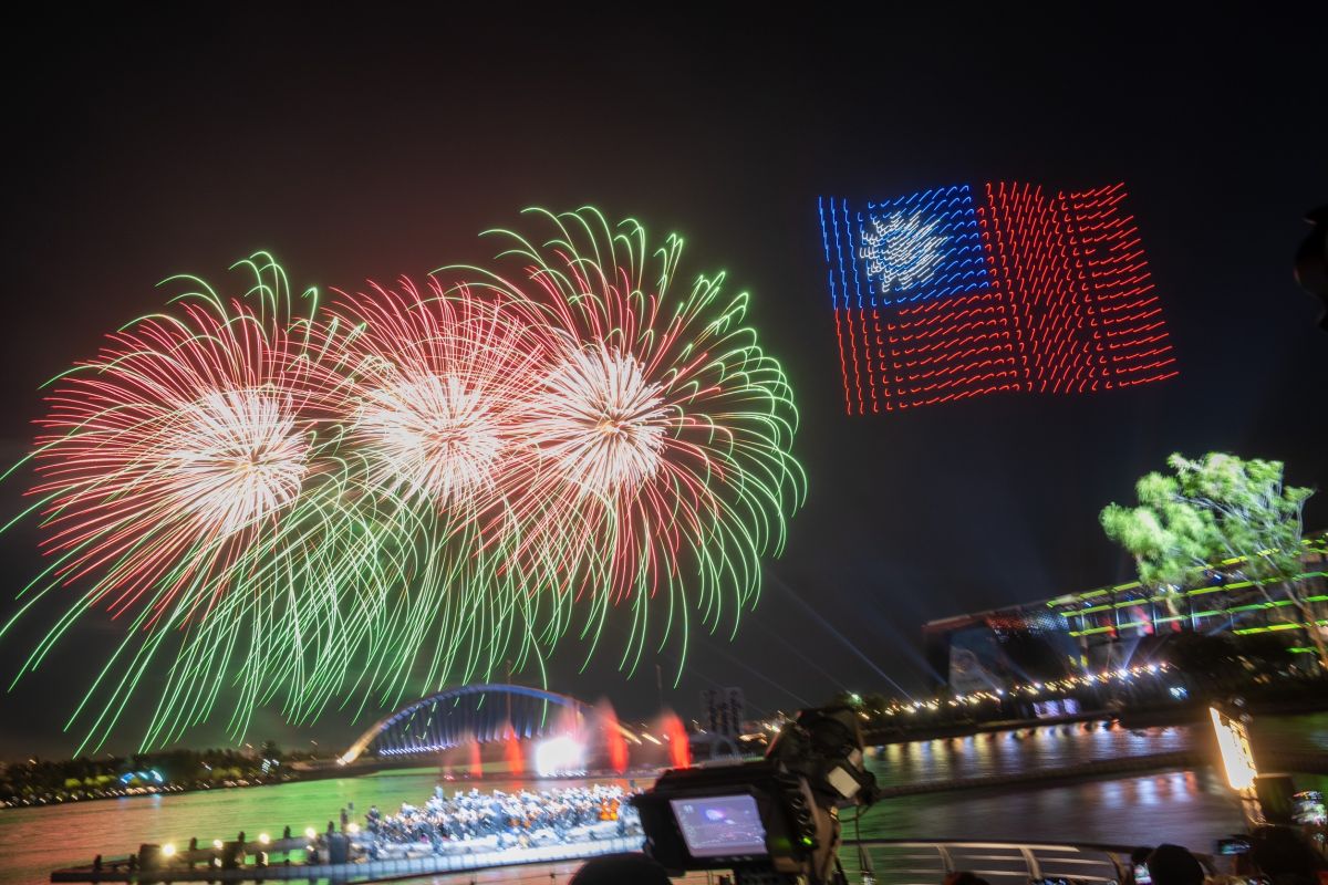 ▲民國111年國慶焰火在嘉義縣施放，蔡英文總統、立法院長游錫堃等人出席晚會。（圖／立法院長游錫堃辦公室提供）