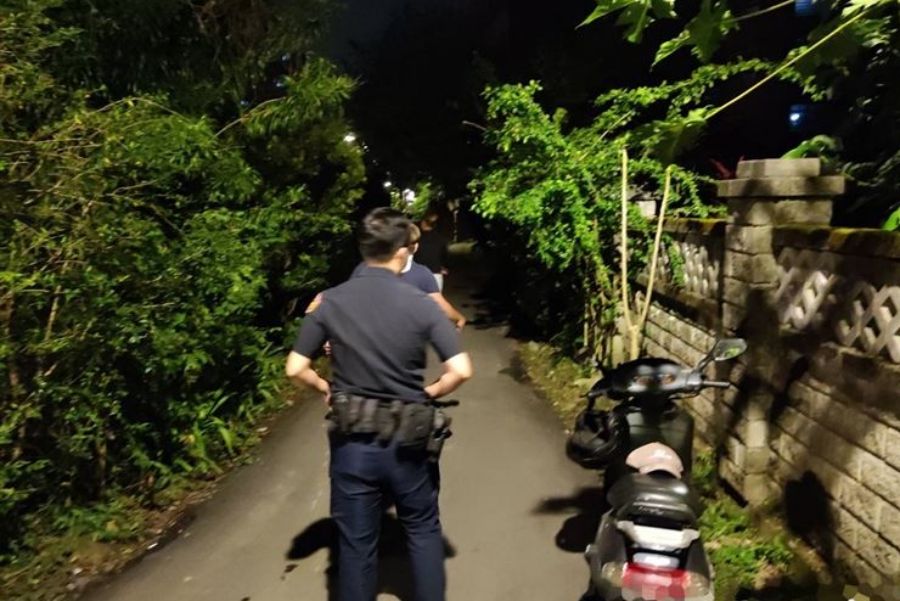 ▲新北市三峽區中埔里的里長參選人翁聖濰，於昨（10）日深夜遭人在小巷中毆打，警方獲報後到場進行調查蒐證。（圖／翻攝畫面）