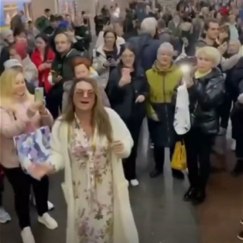 ▲烏克蘭民眾於躲避俄軍空襲期間，在地鐵站詠唱愛國歌曲。（圖／擷取自影片）