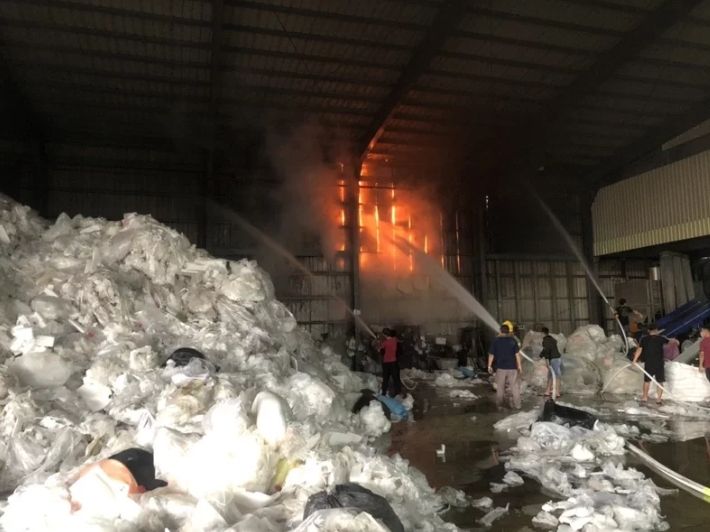 台南塑膠回收廠傳火警！恐怖濃煙吞噬天空　警消馳援搶救
