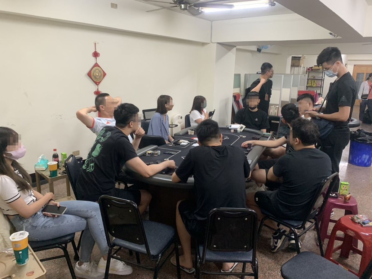 ▲中市警二分局在北區一家娃娃機店破獲一處德州樸克賭場。（圖/記者鄧力軍翻攝 ）