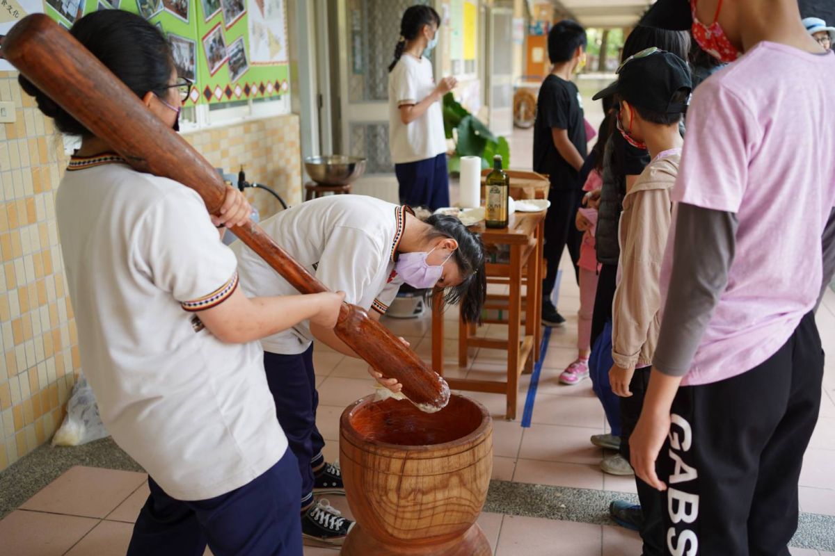 ▲台中市東山高中國中部教師章丁尹協助台中市和平國中發展原民教育。（圖／教育部提供）