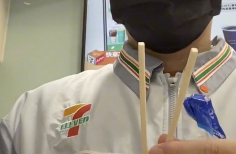 ▲結果實測結果成功，筷子相當整齊的切割開來，引發網友熱議。（圖/Tik Tok）