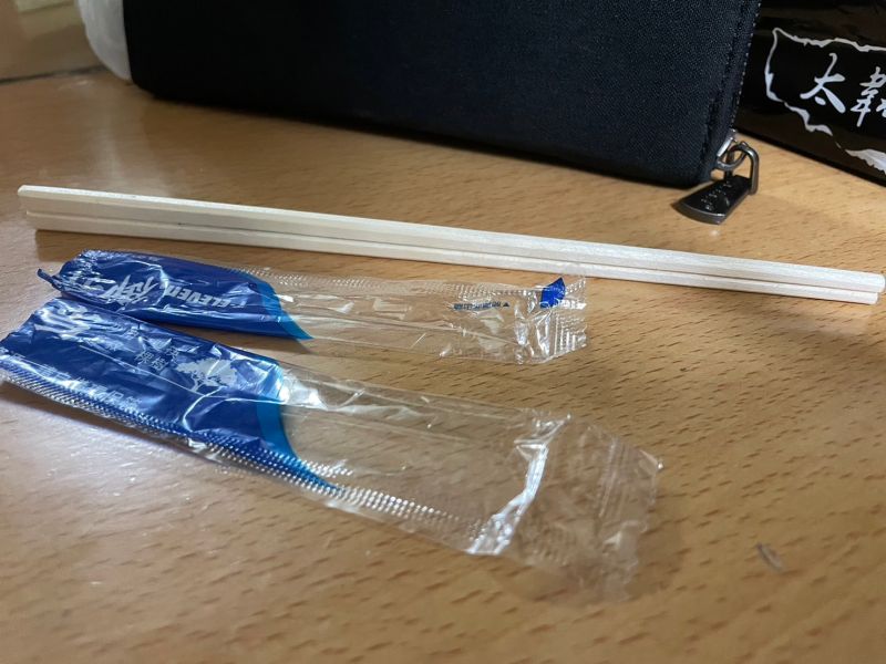 ▲記者實測爆紅的筷子隱藏開法，結果與多數網友相同，筷子袋直接斷成兩半，筷子依舊沒打開QQ。（圖/記者張嘉哲攝）