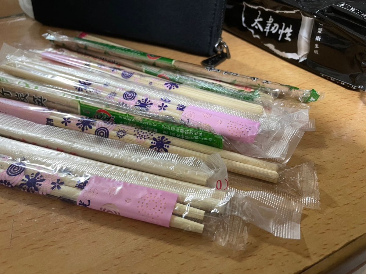 ▲到外頭去用餐時，許多民眾都會習慣使用免洗筷，然而你知道怎麼拆開筷子才對嗎？（示意圖/記者張嘉哲攝）