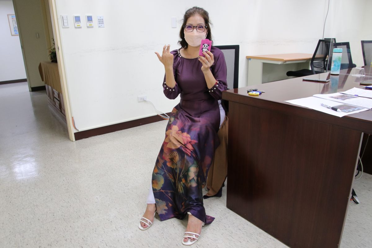 ▲「八指姑娘」武氏芳恆的右食指半截是由左腳趾移植的，特別的是復健居然是靠作成鑰匙圈及名片卡套的串珠細活。（圖／移民署提供）