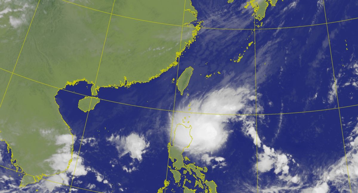 ▲受到各種不同因素影響，台灣這週的天氣型態較不穩定，其中在南方的低壓擾動無論是否會發展成颱風，週末都會為東北部地區帶來明顯雨勢。（圖／中央氣象局提供）