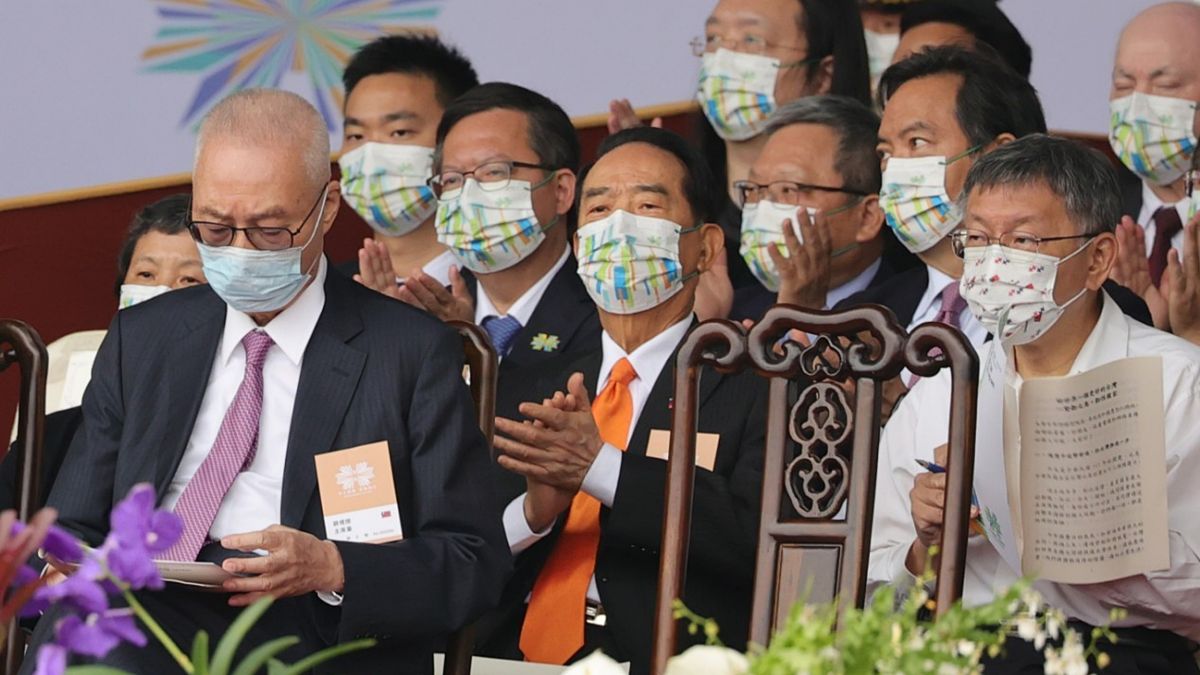 ▲身兼民眾黨主席的台北市長柯文哲，10日在總統府前國慶大典上，與親民黨主席宋楚瑜比鄰而坐，不過兩人互動則相對冷淡。（圖／總統府提供）