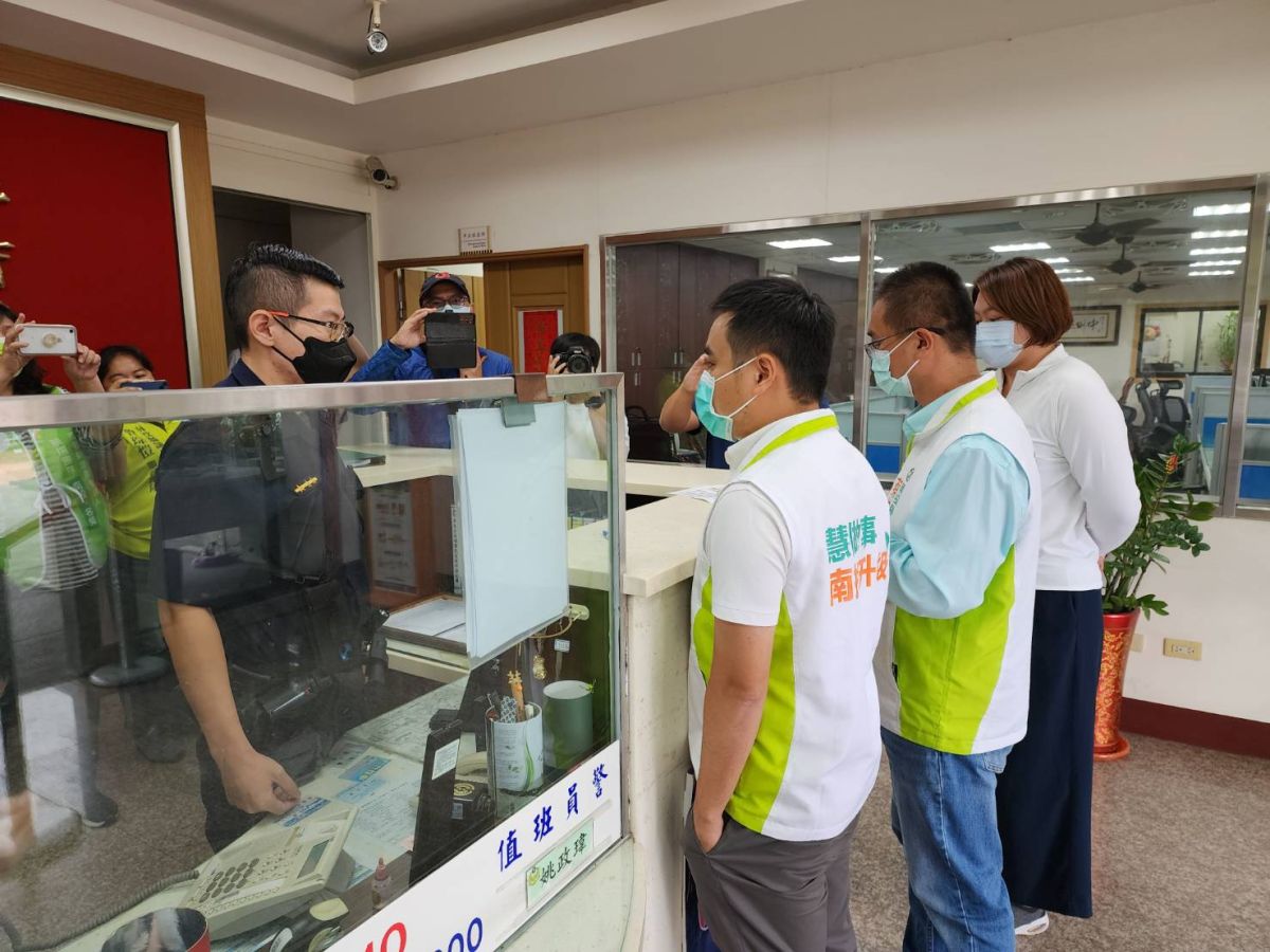 ▲許淑華競選團隊副主委林昆熠，於LINE中徵求蔡培慧座車車號，蔡培慧團隊前往警局報案，盼維護南投乾淨選風。（圖／蔡培慧競選團隊提供）