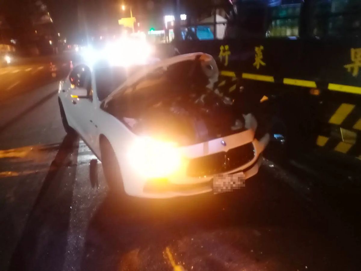 ▲台中市西屯區環中路一段，今（11）日凌晨一輛瑪莎拉蒂轎車追撞貨車，瑪莎拉蒂駕駛更在事故後逕自離去。（圖／翻攝自記者爆料網）