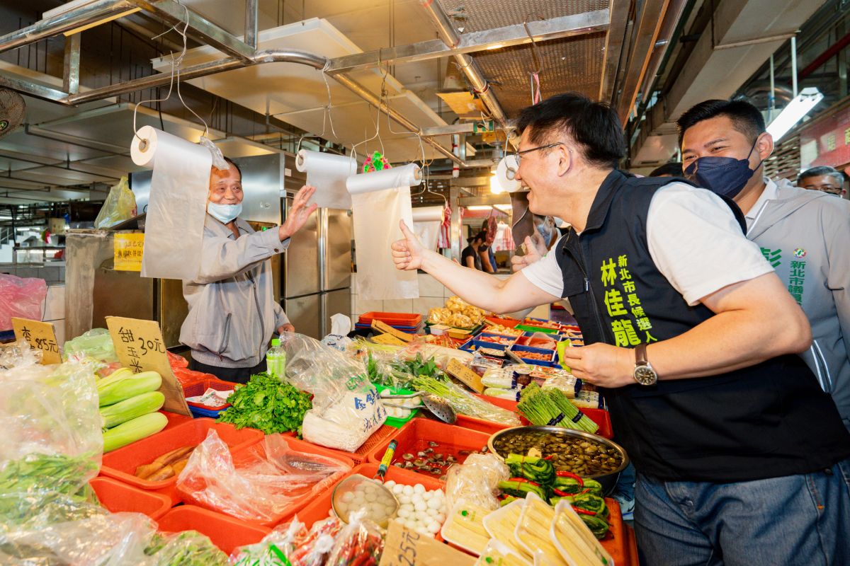 ▲林佳龍前往鶯歌建國市場掃街拜票，喊話大翻新就是自己和侯友宜的對比。（圖 ／林佳龍競選辦公室提供）