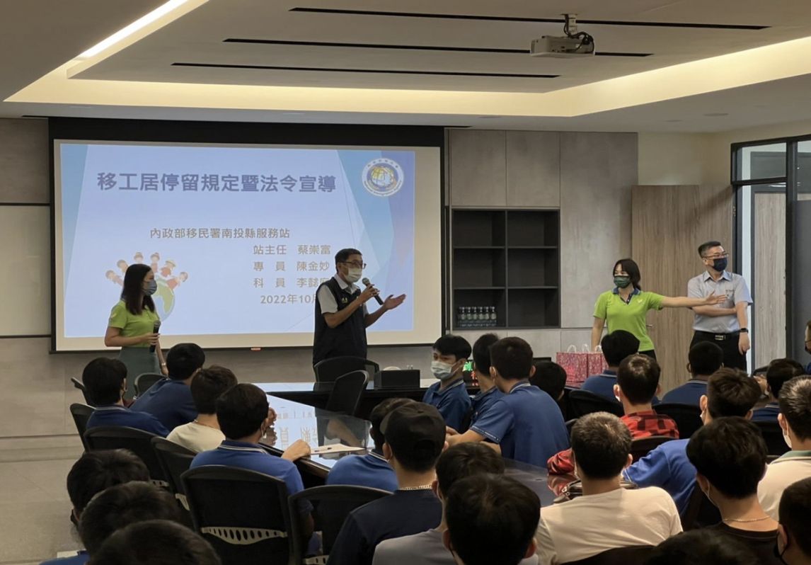 ▲移民署南投縣服務站站主任蔡崇富向移工朋友宣導停居留及相關法令，現場有通譯即時翻譯。（圖／移民署提供）