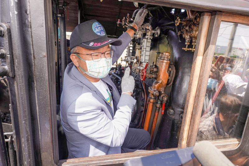 ▲蔡其昌坐進DT668蒸汽火車頭內部。（圖／蔡其昌競總提供，2022.10.11）