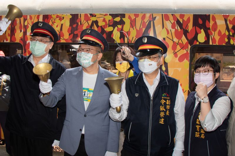 ▲蔡其昌與台中市副市長令狐榮達一起參與台鐵海線通車百年系列活動。（圖／台中市政府提供，2022.10.11）