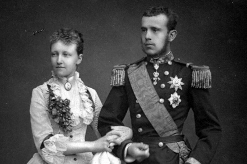 ▲奧匈帝國皇太子魯道夫（右）一生悲情，與比利時公主（左）的婚姻不如意，政治抱負也無從施展，年僅30歲便魂斷於梅耶林慘案。（圖／翻攝自網路）