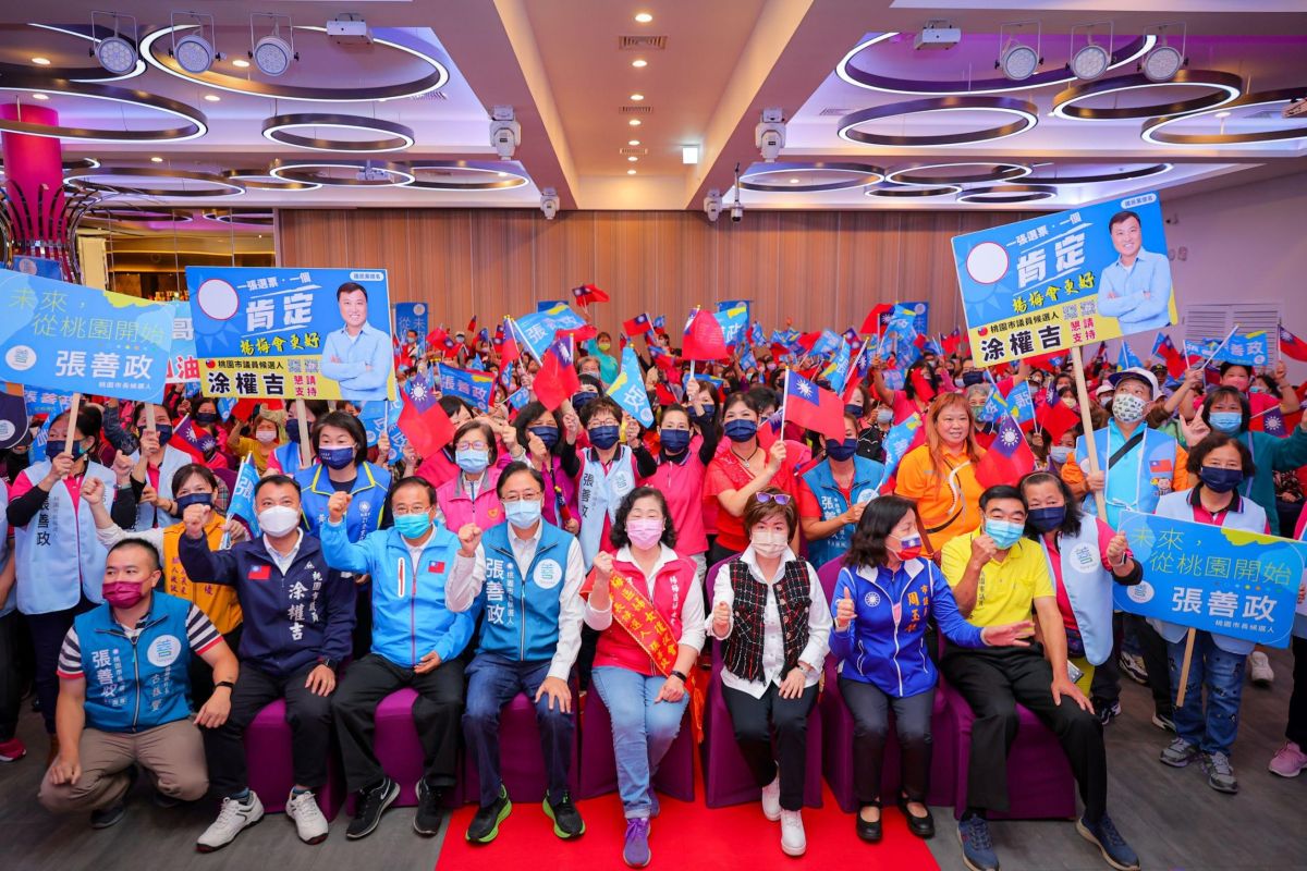 ▲張善政希望在場的姐妹們，用母親的力量、太太的力量，把家人拉在一起，發揮一人拉5票、10票的作用，1126一起挺善良，下架惡霸政黨。（圖／張善政辦公室提供）
