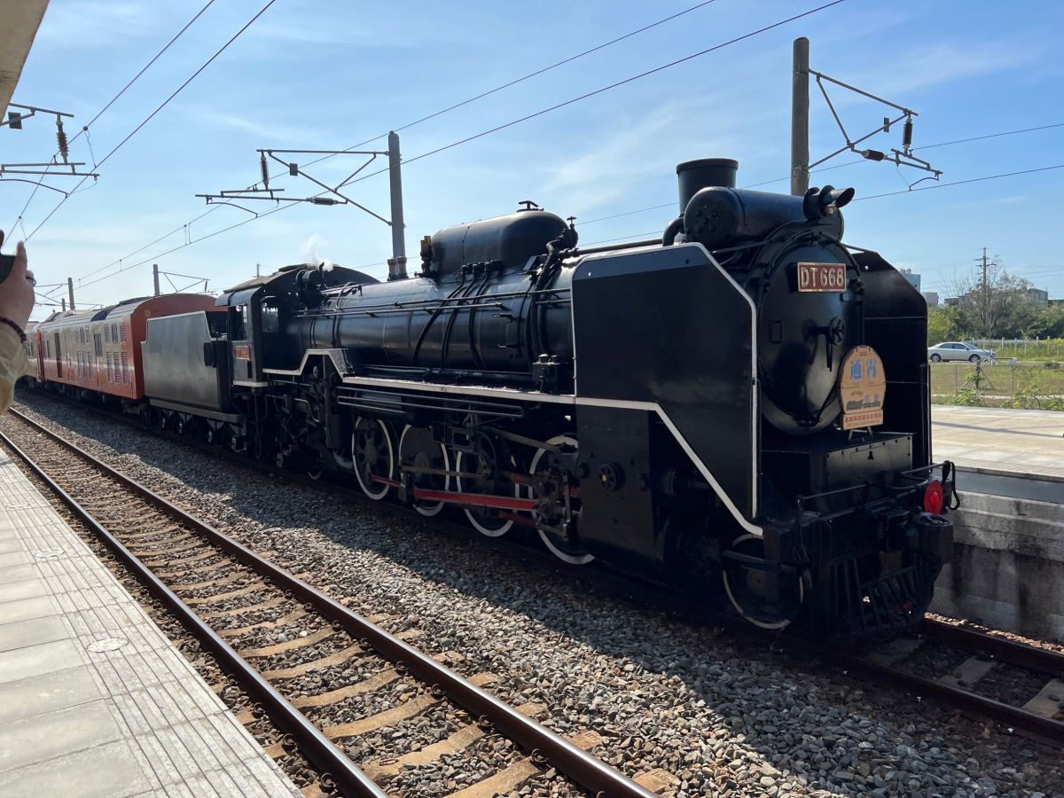 ▲今（11）日適逢海線通車一百週年，台鐵局舉辦慶祝活動，特別開行DT668蒸汽火車串聯海線車站。（圖／臺鐵提供）