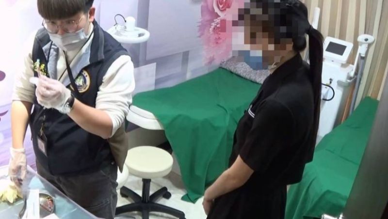 ▲越南籍女子在台私開醫美工作室低價攬客，網購未經認證的器材與設備。（圖／翻攝畫面）
