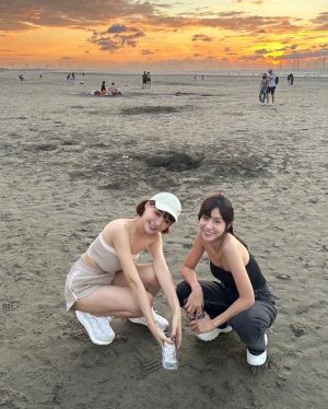 ▲元元（左）和好友在海灘玩耍，平口小可愛露出香肩。（圖／翻攝自元元IG）