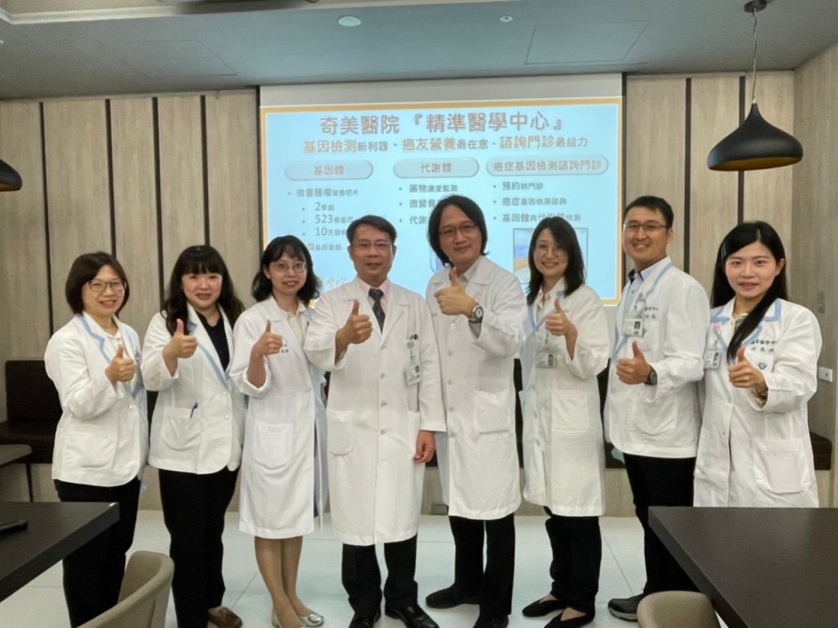 ▲奇美醫學中心首席醫療副院長田宇峯(左四)、奇美醫學中心精準醫學核心實驗室主任李健逢(右四)與精準醫學核心實驗室團隊合影（圖／記者林怡孜攝，2022,10,11）