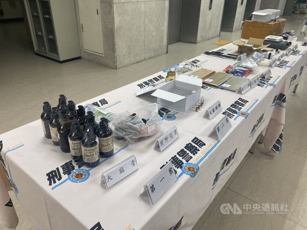 ▲刑事局11日舉行破案記者會指出，有運毒集團利用國際包裹自美國夾藏第二級毒品大麻膏入境台灣，外包裝偽裝成沐浴油罐，經掌握其運毒模式及集團據點後進行警力部署，查獲以27歲竹聯幫成員施姓男子為首的運毒集團，依法送辦。（圖／中央社）