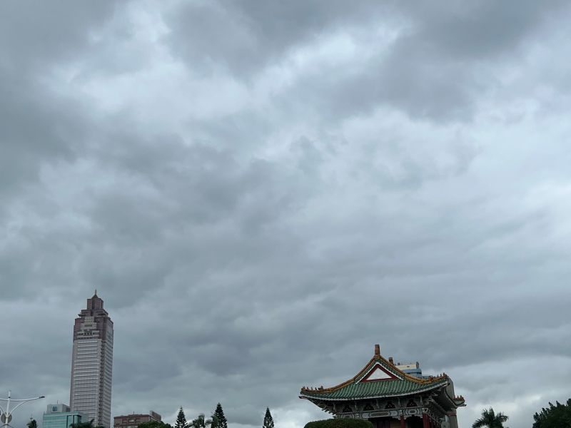 ▲桃園以南地區大多維持多雲到晴，但北台灣受到「華南雲雨區」東移影響，部分地區仍會有大雨、豪雨的發生。（圖／記者張志浩攝）