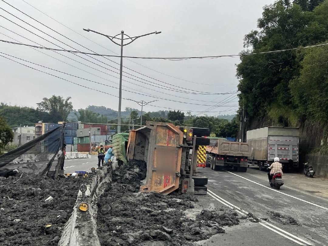 ▲高雄燕巢一輛大貨車突翻覆，砂石泥漿佈滿到路面上。（圖／翻攝記者爆料網）