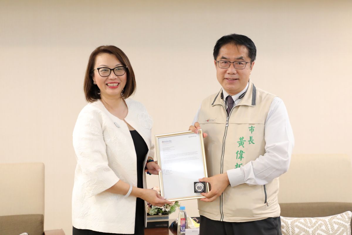 ▲世界華人工商協會亞特蘭大分會名譽會長邱婷蘭致贈多拉維爾市長予台南市長黃偉哲之信函與紀念幣（圖／台南市政府提供）