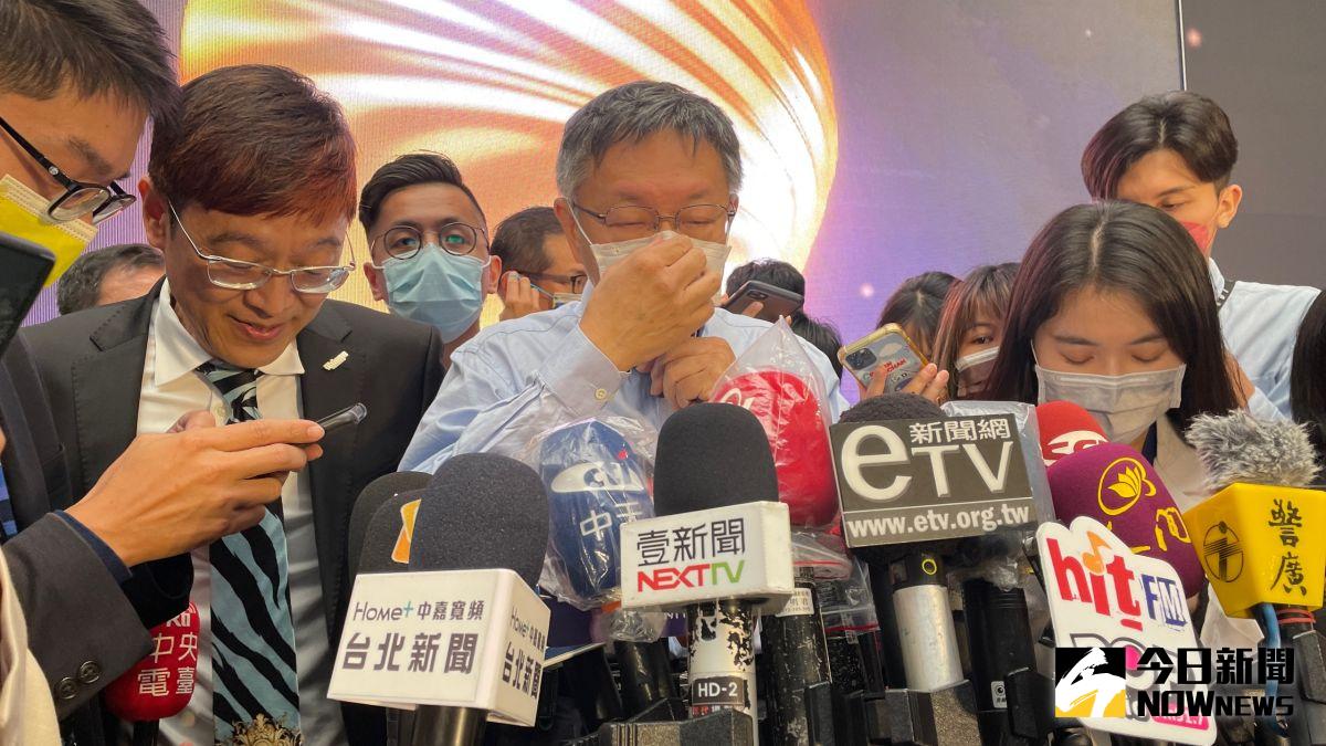 ▲針對總統蔡英文在國慶時表示要「和平解決兩岸問題」，台北市長柯文哲則為自己叫屈，表示這些事自己平時也在做，「為何他們說可以，我說就會被打成檳榔、芭樂？」（圖／記者丁上程攝，2022.10.11）