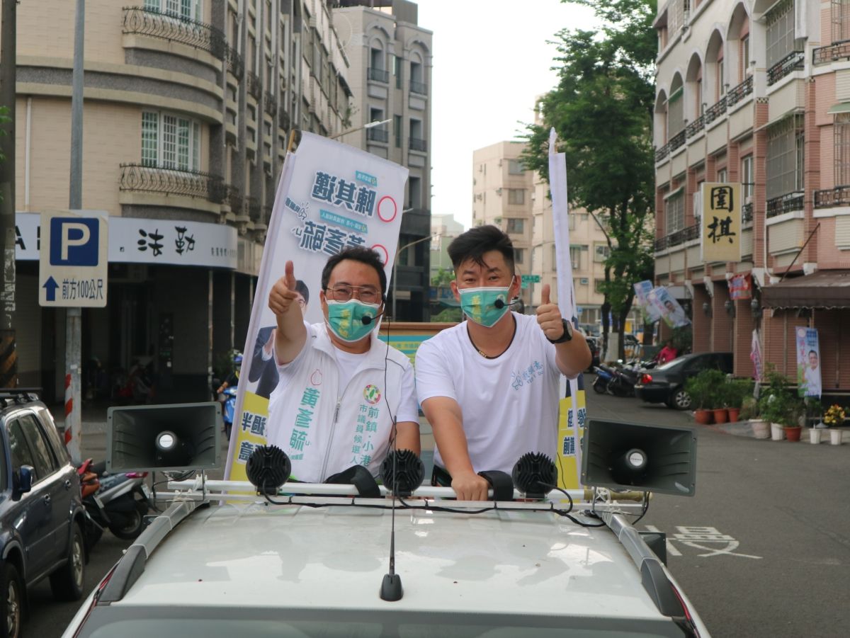 ▲前立委陳柏惟今天前往高雄前鎮、小港區，和民進黨高雄市議員候選人黃彥毓合體，陪同黃彥毓車隊掃街，支持為下一代承擔責任的候選人力挺黃彥毓。（圖／黃彥毓競選辦公室提供）
