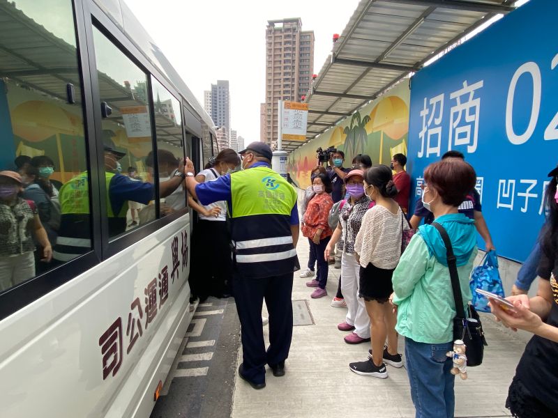 高雄輕軌龍貓隧道出狀況　改公車接駁影響約200名旅客